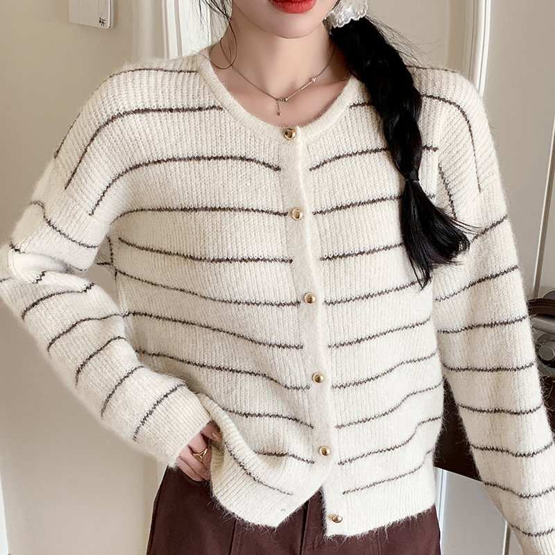 秋冬毛衣新款软糯毛绒感条纹撞色针织衫女气质开衫外套上衣,女装针织衫/毛衣,衣嘉衣服饰 秋冬毛衣新款软糯毛绒感条纹撞色针织衫女气质开衫外套上衣,女装针织衫/毛衣,衣嘉衣服饰
