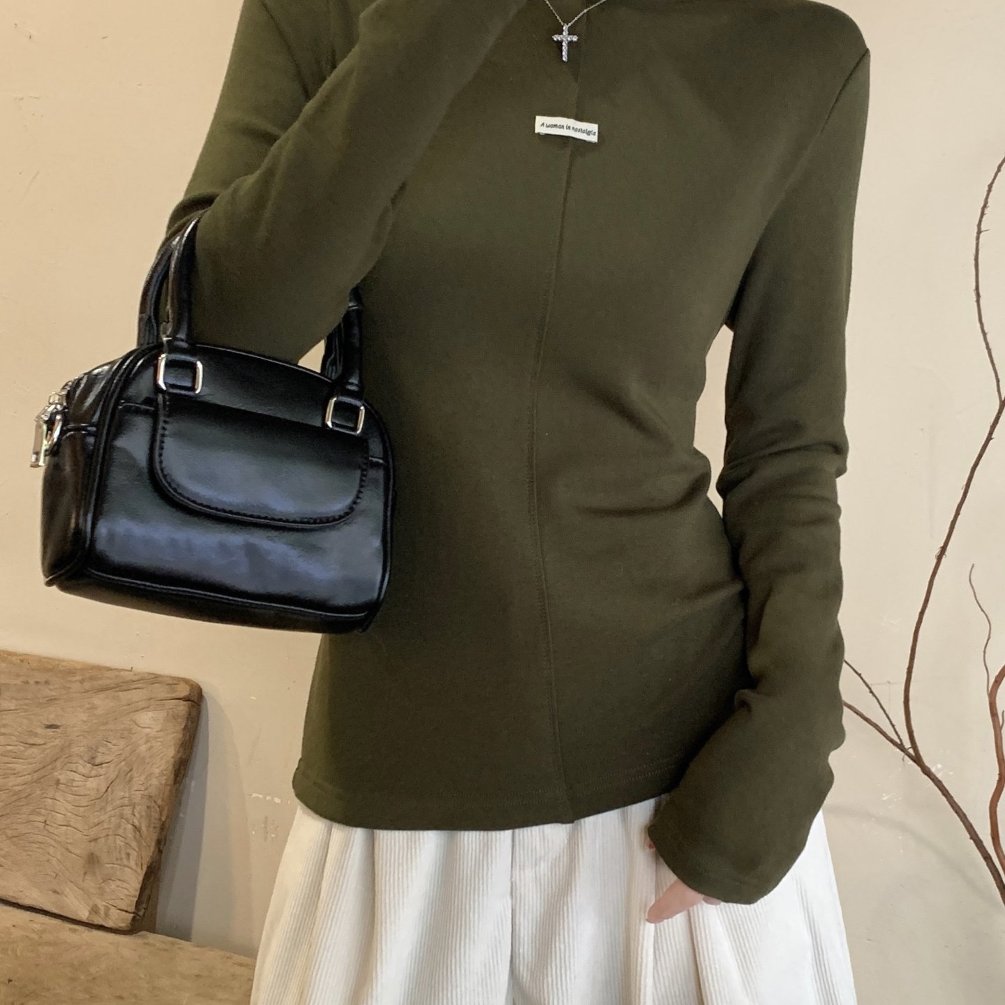 韩系半高领贴牌小标长袖t恤女冬季新款磨毛薄绒休闲百搭打底上衣，女装T恤，衣嘉衣服饰