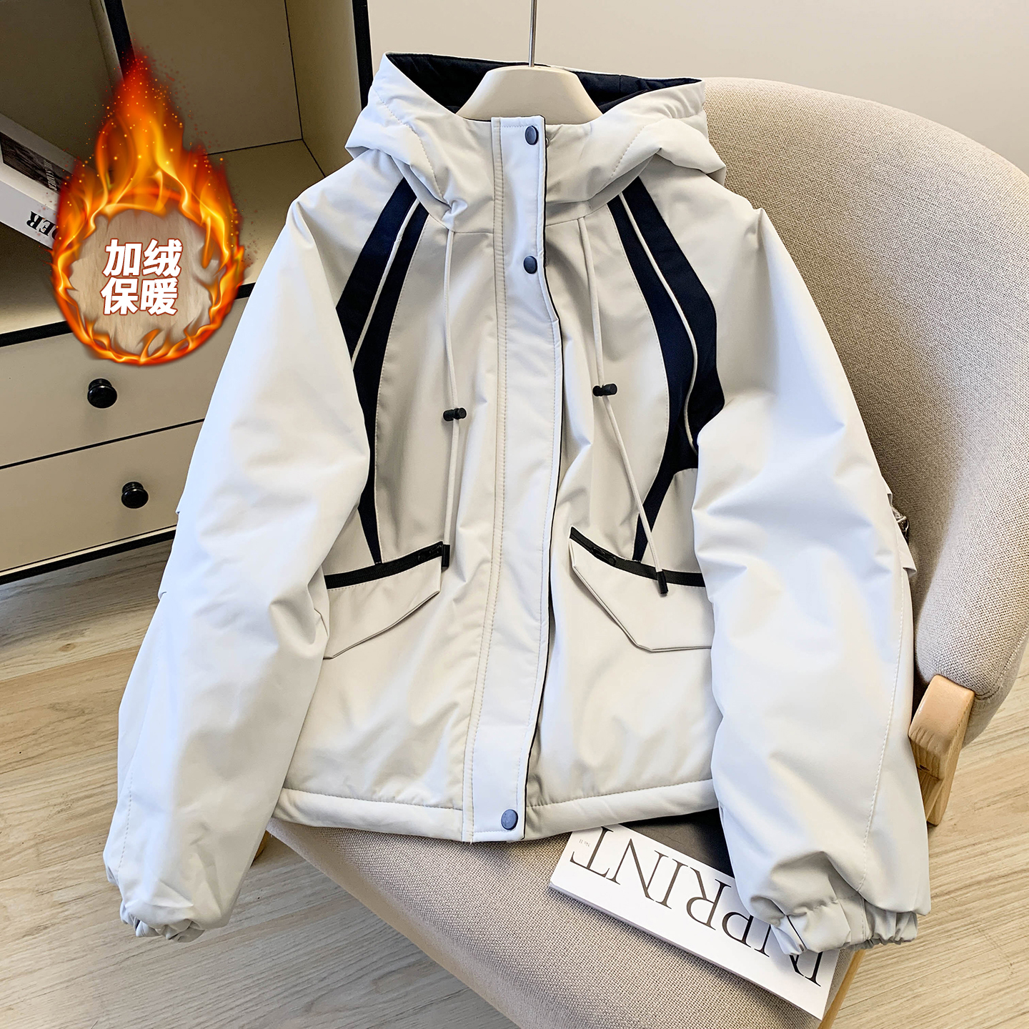 现货加绒棉衣女冬季2025新款时尚拼色连帽派克棉服短款棉袄外套,女装棉衣/棉服,衣嘉衣服饰 现货加绒棉衣女冬季2025新款时尚拼色连帽派克棉服短款棉袄外套,女装棉衣/棉服,衣嘉衣服饰