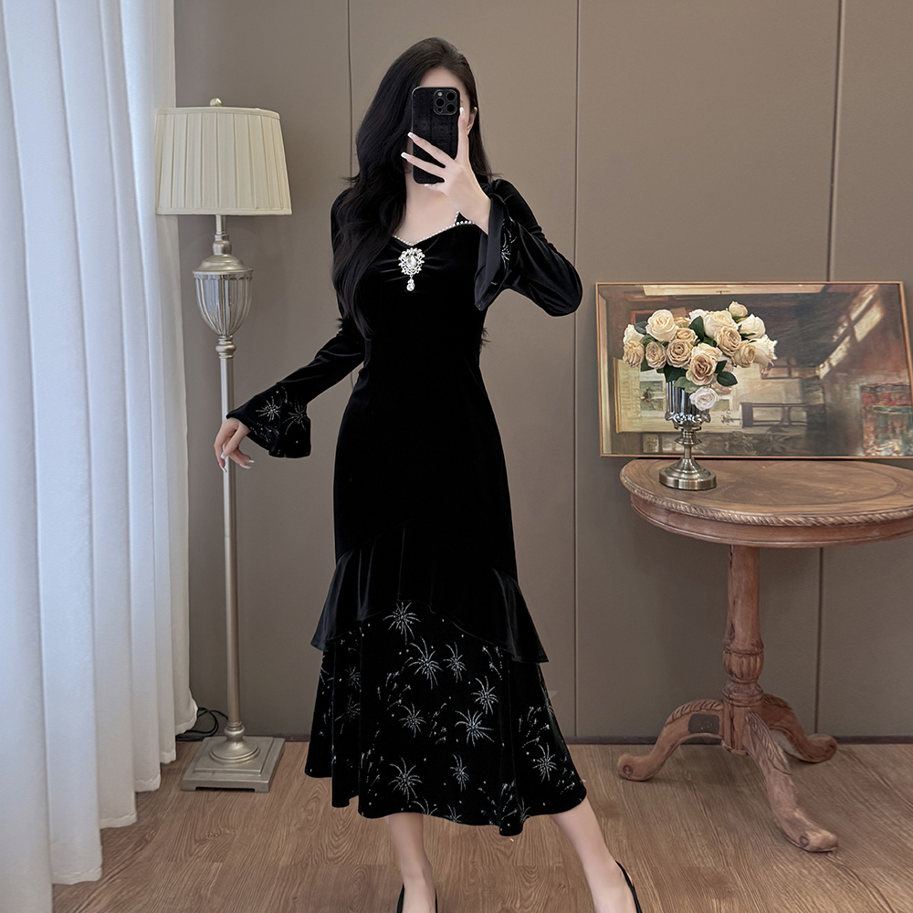 秋冬复古大码钉珠烫金法式宫廷风鱼尾丝绒胸针礼服连衣裙，女装连衣裙，衣嘉衣服饰