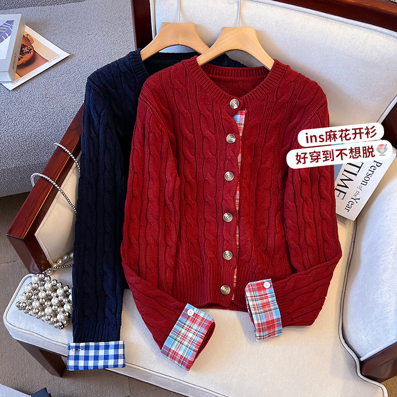 学院风格子拼接红色毛衣开衫女2025秋冬款加厚设计感针织上衣,女装针织衫/毛衣,衣嘉衣服饰 学院风格子拼接红色毛衣开衫女2025秋冬款加厚设计感针织上衣,女装针织衫/毛衣,衣嘉衣服饰