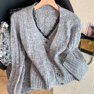 法式蕾丝边拼接挂脖假两件开衫叠穿毛绒绒软糯灰色毛衣，女装针织衫/毛衣，衣嘉衣服饰