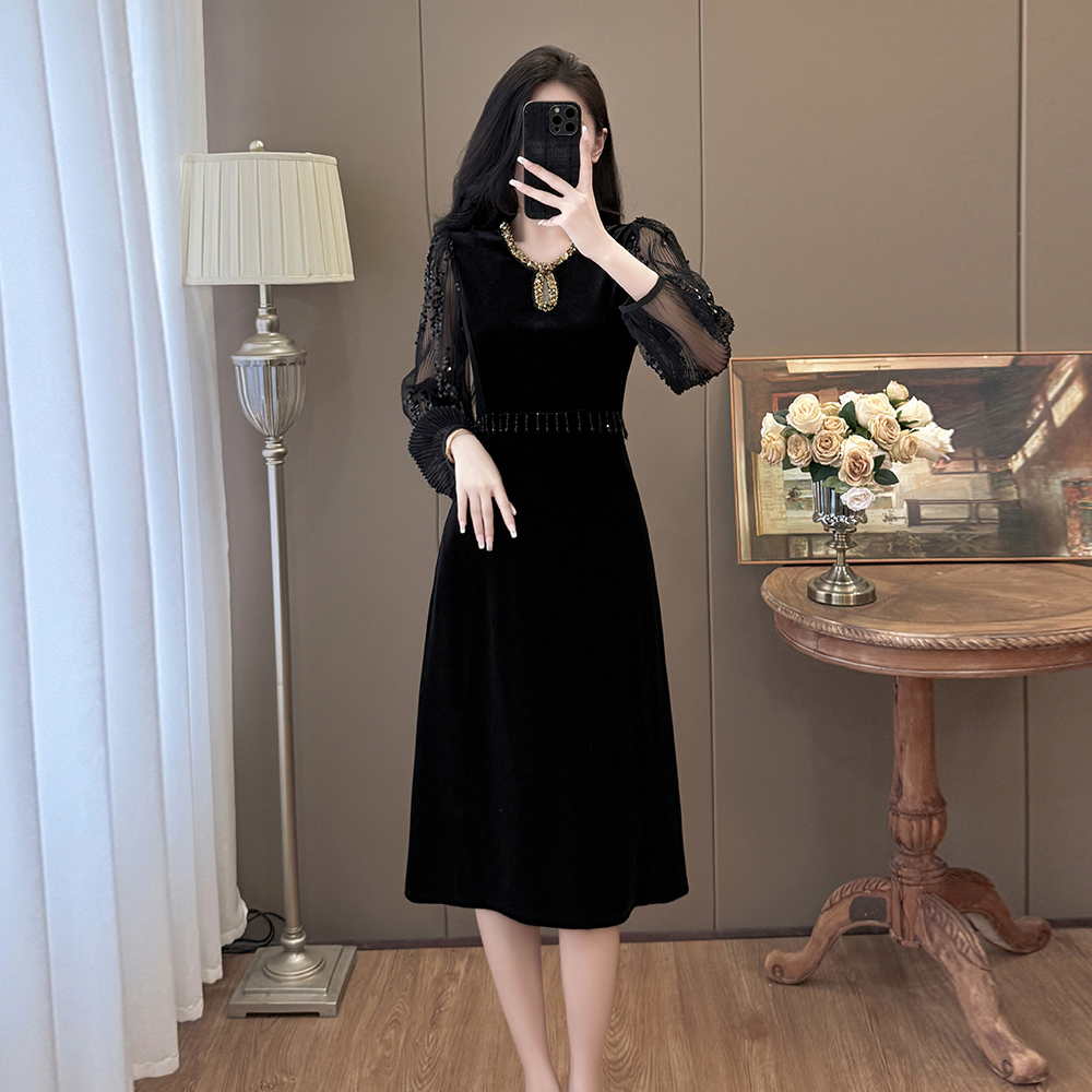 现货秋冬大码时尚钉珠重工风拼接亮片流苏丝绒连衣裙,女装连衣裙,衣嘉衣服饰 现货秋冬大码时尚钉珠重工风拼接亮片流苏丝绒连衣裙,女装连衣裙,衣嘉衣服饰