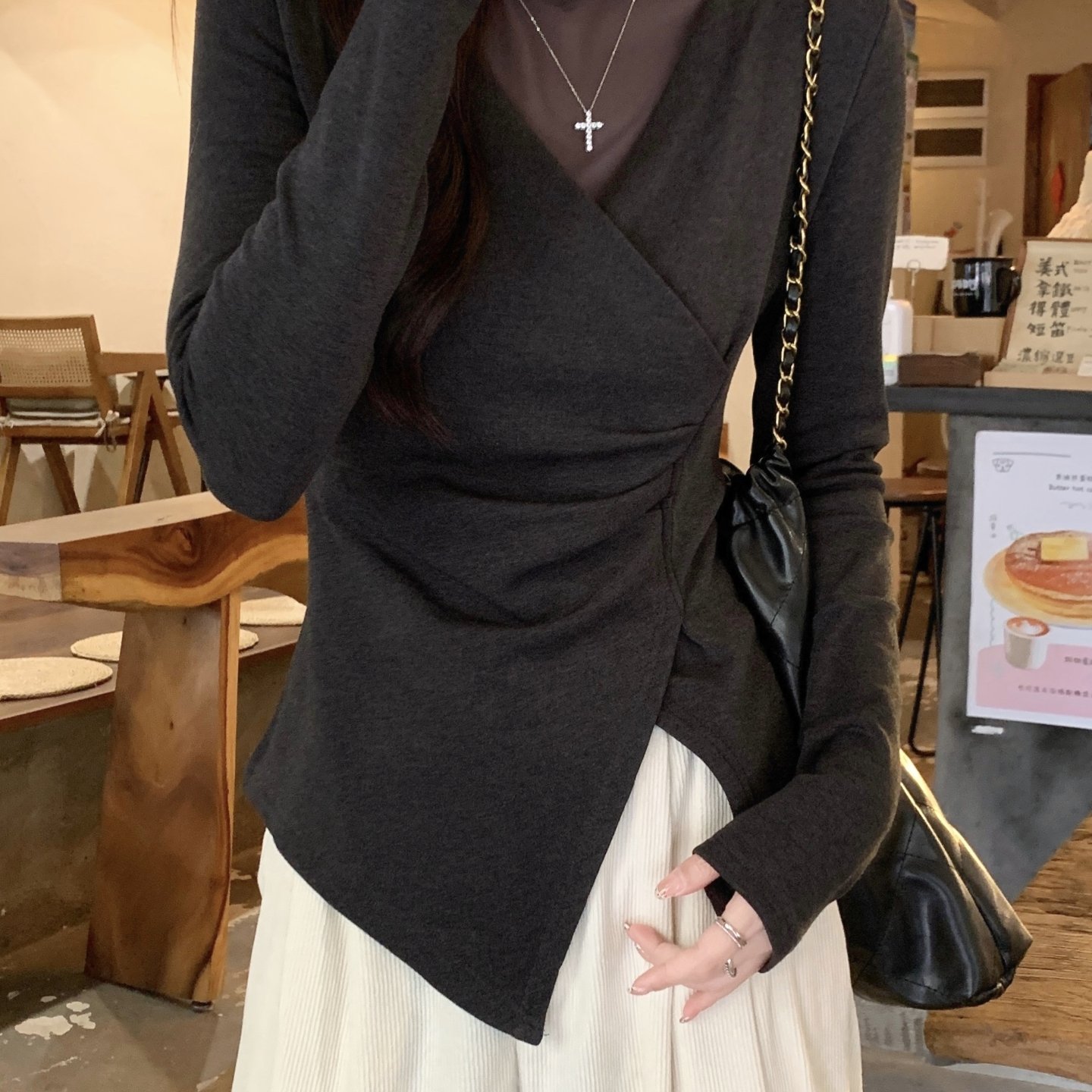 设计感网纱拼接长袖t恤女冬季新款磨毛薄绒不规则修身打底衫上衣，女装T恤，衣嘉衣服饰