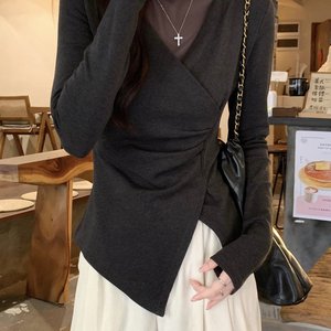 设计感网纱拼接长袖t恤女冬季新款磨毛薄绒不规则修身打底衫上衣，女装T恤，衣嘉衣服饰