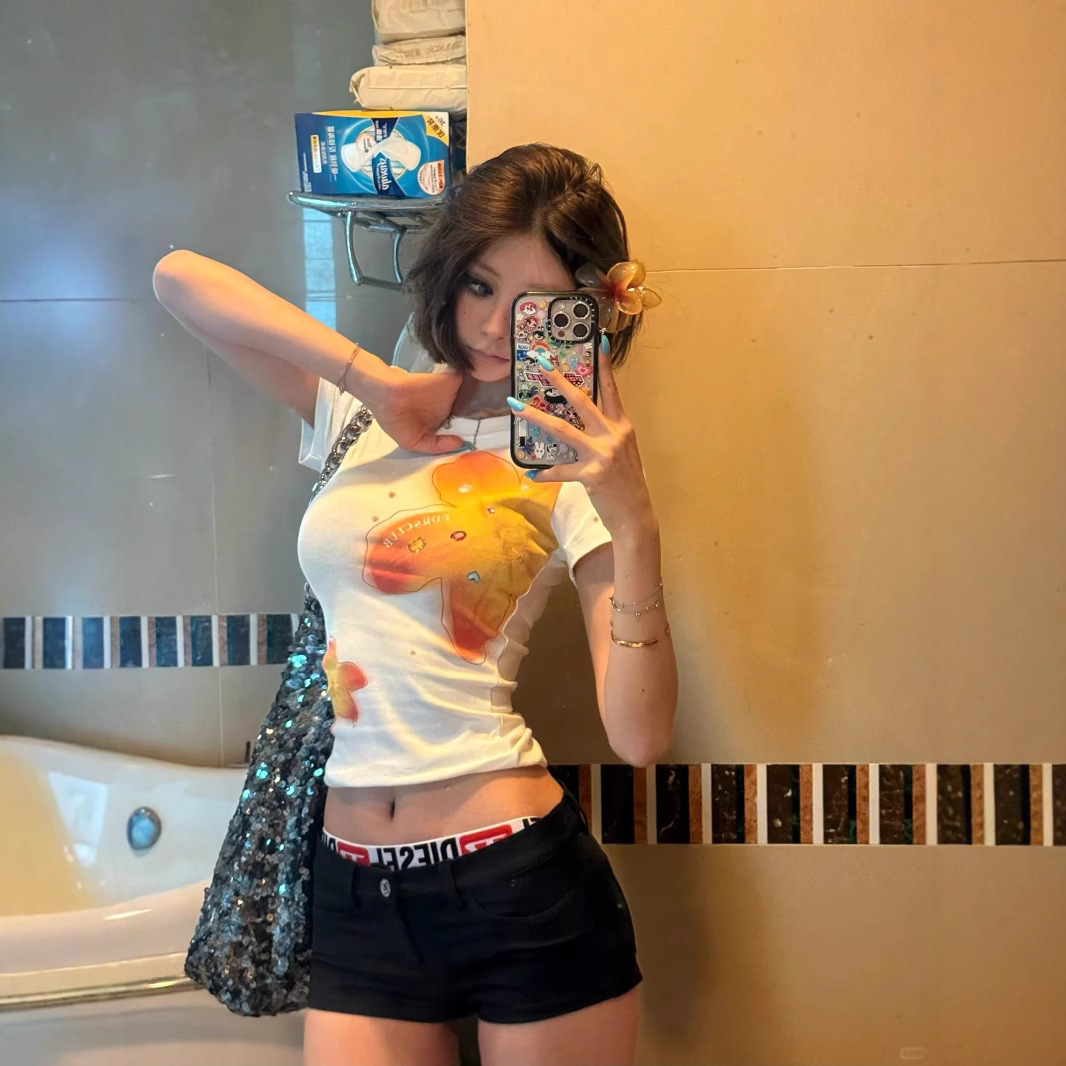 韩系大花卉印花辣妹白色正肩短袖t恤女2025新款修身显瘦短款上衣