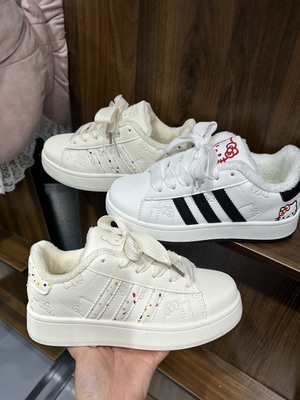 加绒小白鞋港风小众刺绣款面包鞋女ins百搭学生休闲运动板鞋