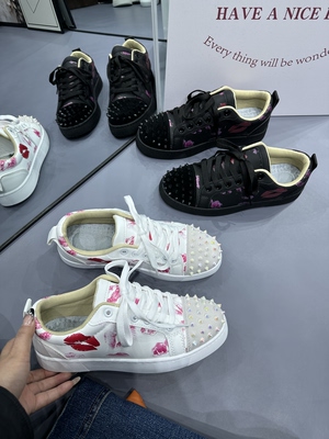 新款铆钉低帮运动休闲鞋男女款百搭休闲舒适潮流滑板鞋情侣款