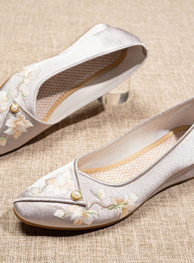 缎面复古中国风绣花鞋女款平底汉服旗袍民族风布鞋平跟尖头软底