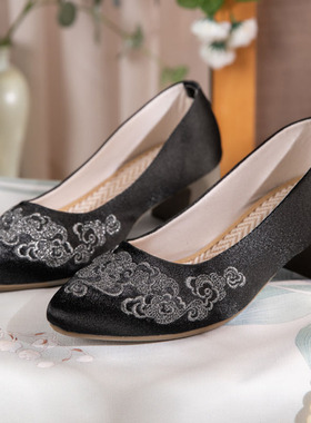 绣花鞋布鞋女新款民族风汉服中式古风配旗袍马面裙中粗跟缎面软底