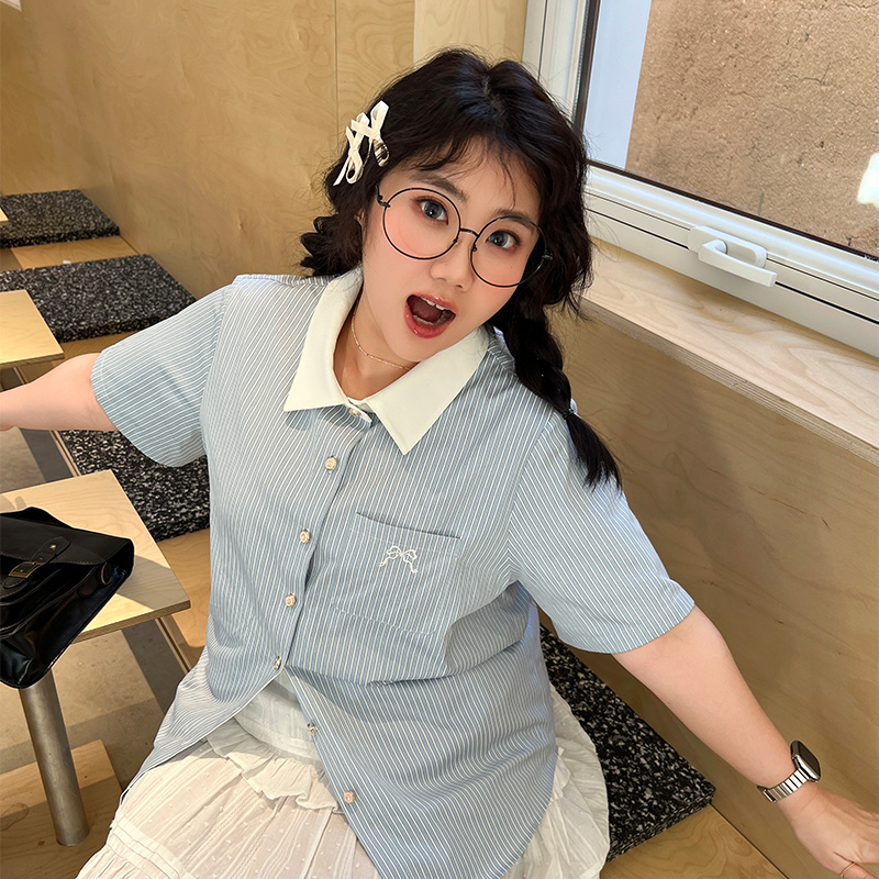 YUZI鱼子冰蓝条纹短袖衬衫大码女装夏季微胖mm显瘦遮肉刺绣氧气衫