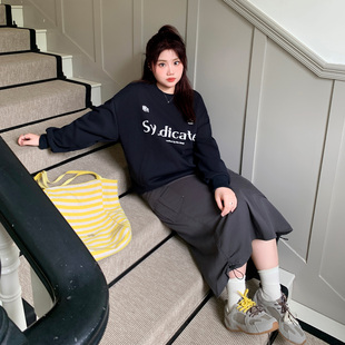 YUZI鱼子圆领卫衣特大码 胖mm藏蓝色落肩宽松字母印花甜酷秋冬 女装