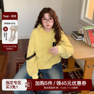 YUZI鱼子牛奶丝连帽卫衣特大码 简约黄色字母刺绣插袋秋冬胖mm 女装