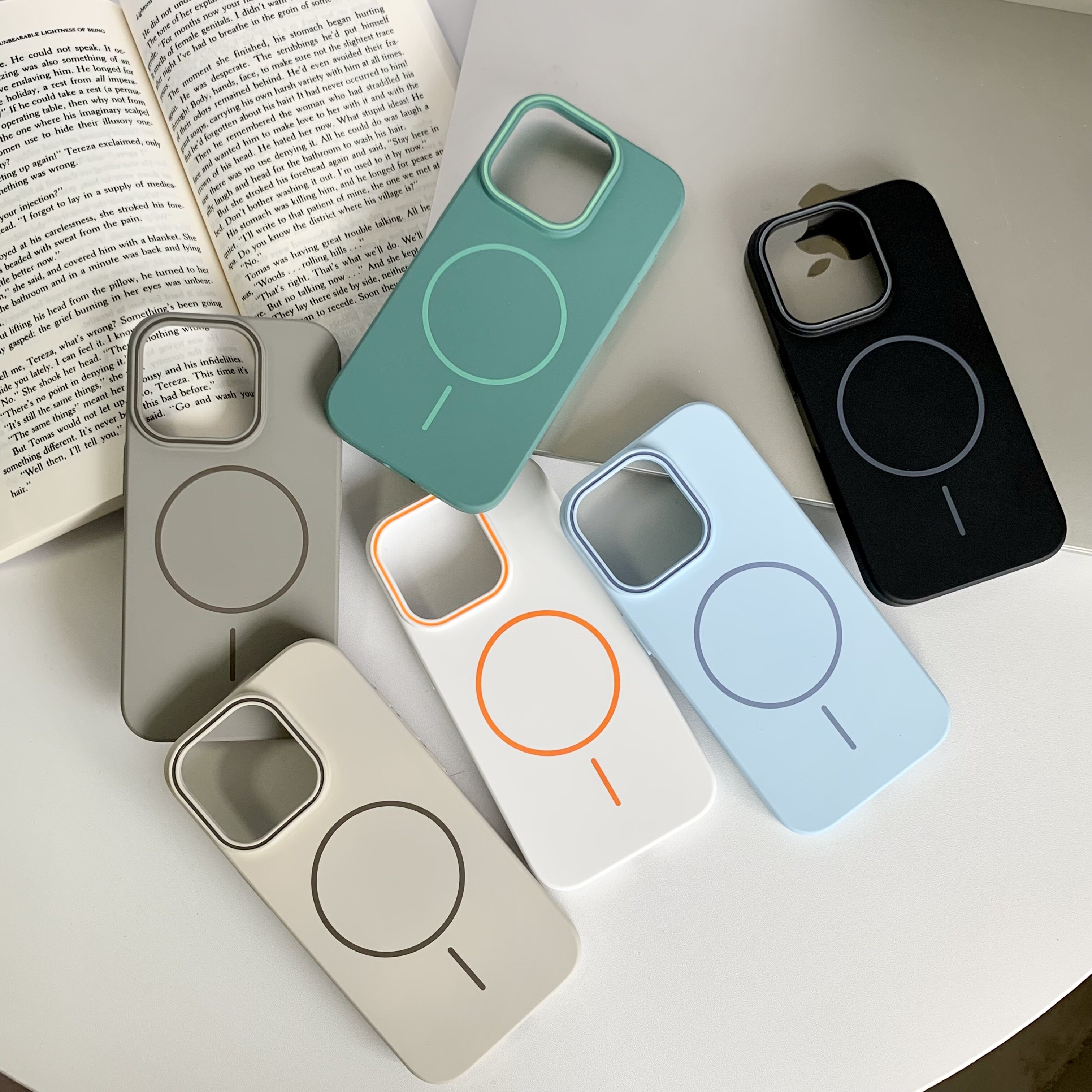 适用iPhone磨砂纯色超薄磁吸硬壳