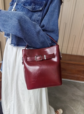 韩国小众水桶包2025秋冬新款油蜡牛皮托特包手提斜挎包红色婚包