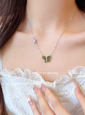 森系小清新气质绿色蝴蝶吊坠仿玉