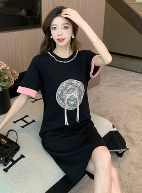 新中式国风黑色刺绣针织连衣裙女夏季宽松腰显瘦遮肚中长款直筒裙