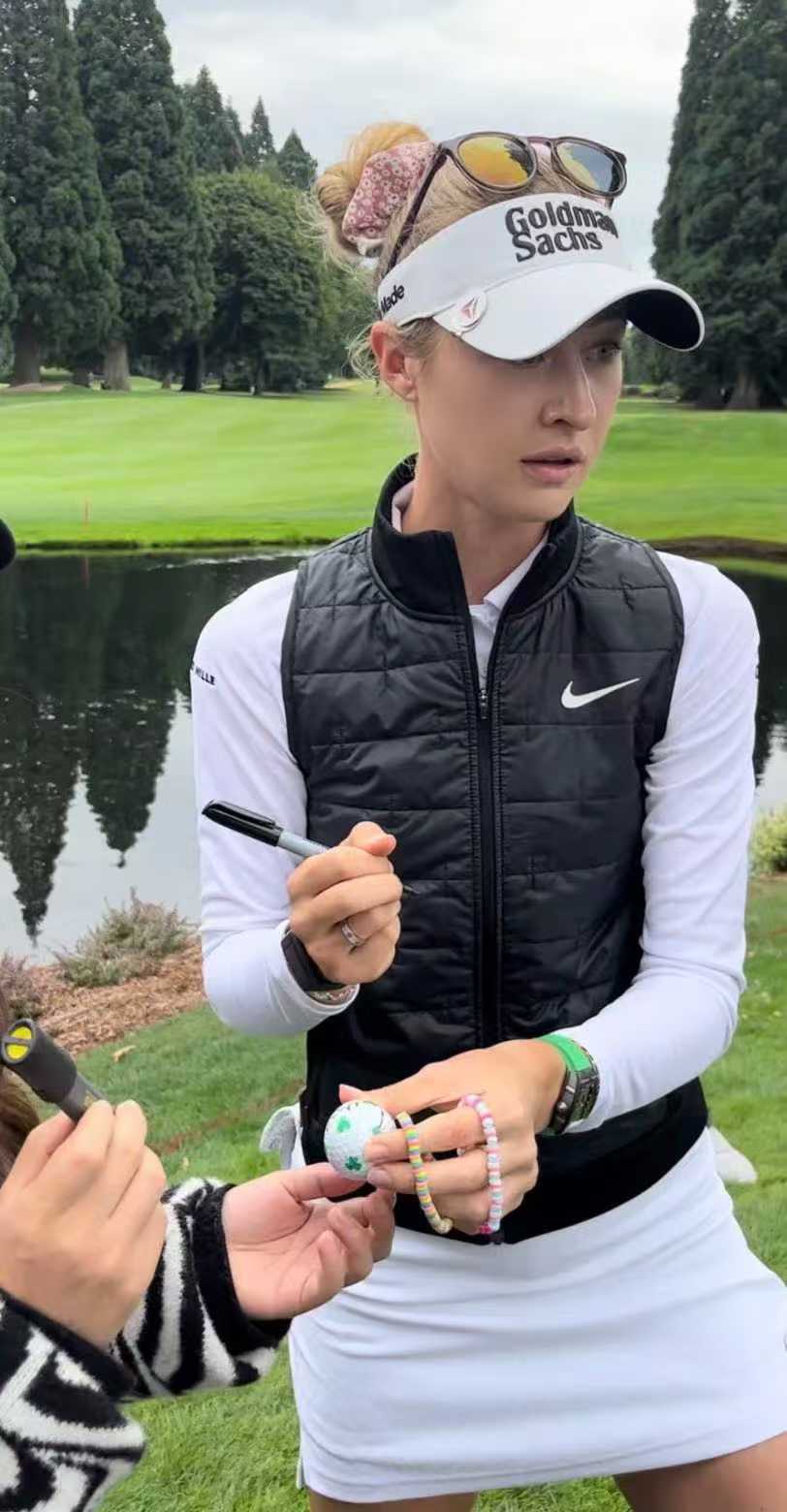 Nike/耐克 女子跑步训练经典保暖棉夹棉马甲DD6085-010