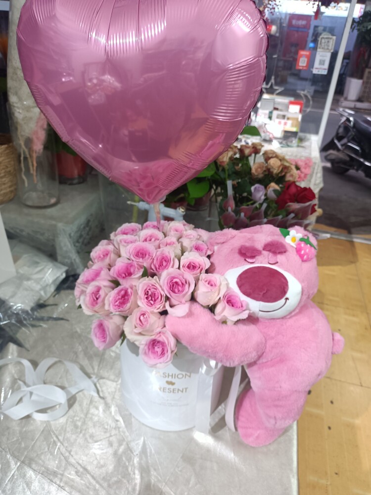 （想拥抱你）33朵洛神玫瑰+草莓熊抱抱桶气球