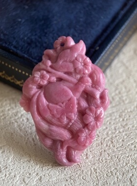 美国科蔷薇辉石桃花玉送桃花九尾狐吊坠苏工雕刻可私人订制