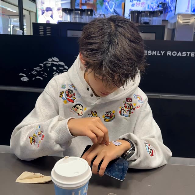 美式复古趣味刺绣加绒蜡笔小新卫衣纽扣连帽男秋冬设计感小众上衣