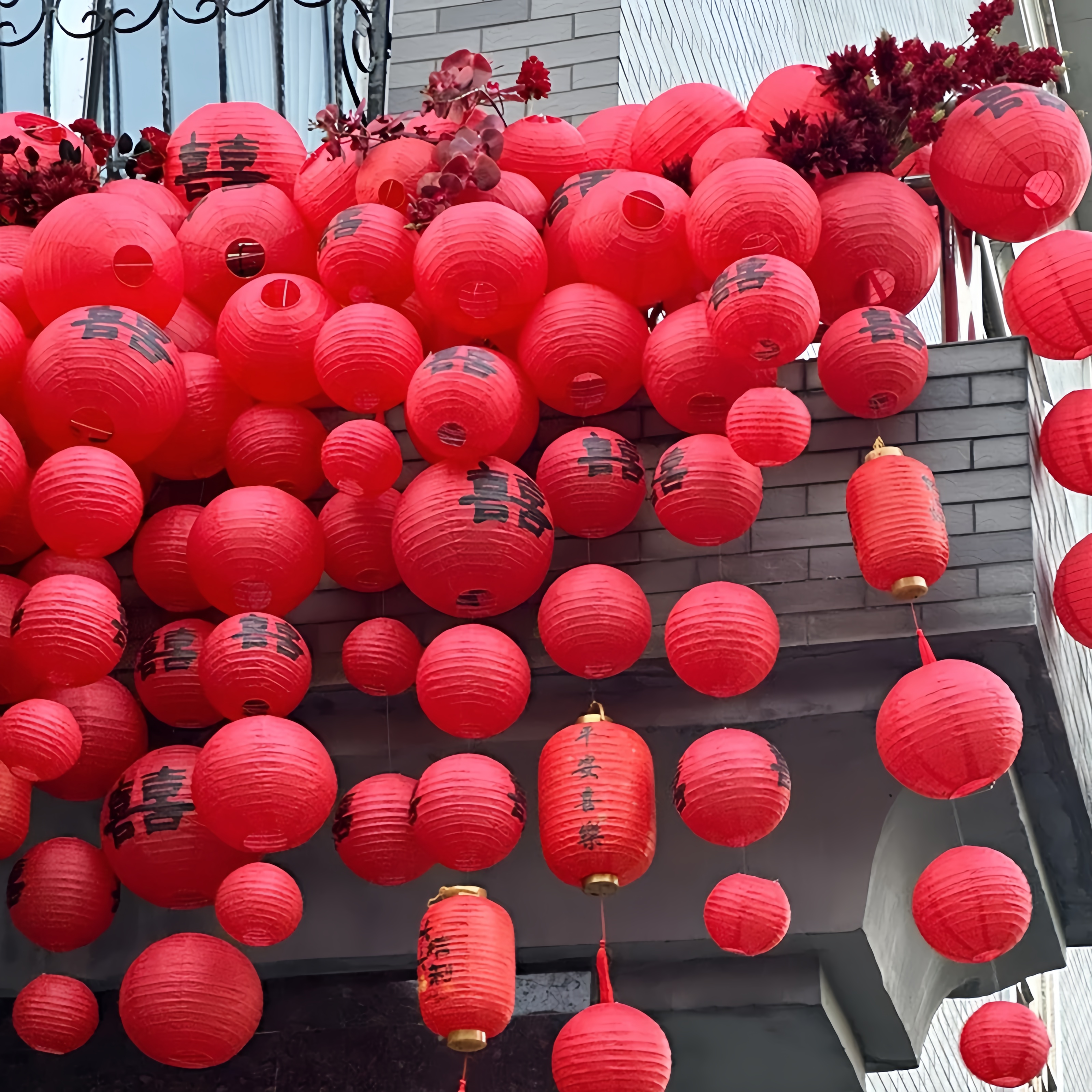 喜字灯笼户外瀑布红婚房装饰庭院婚礼布置树上挂饰新娘晨袍拍照