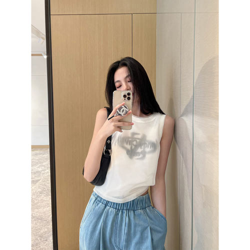 NancyCavally模糊字母毛边背心