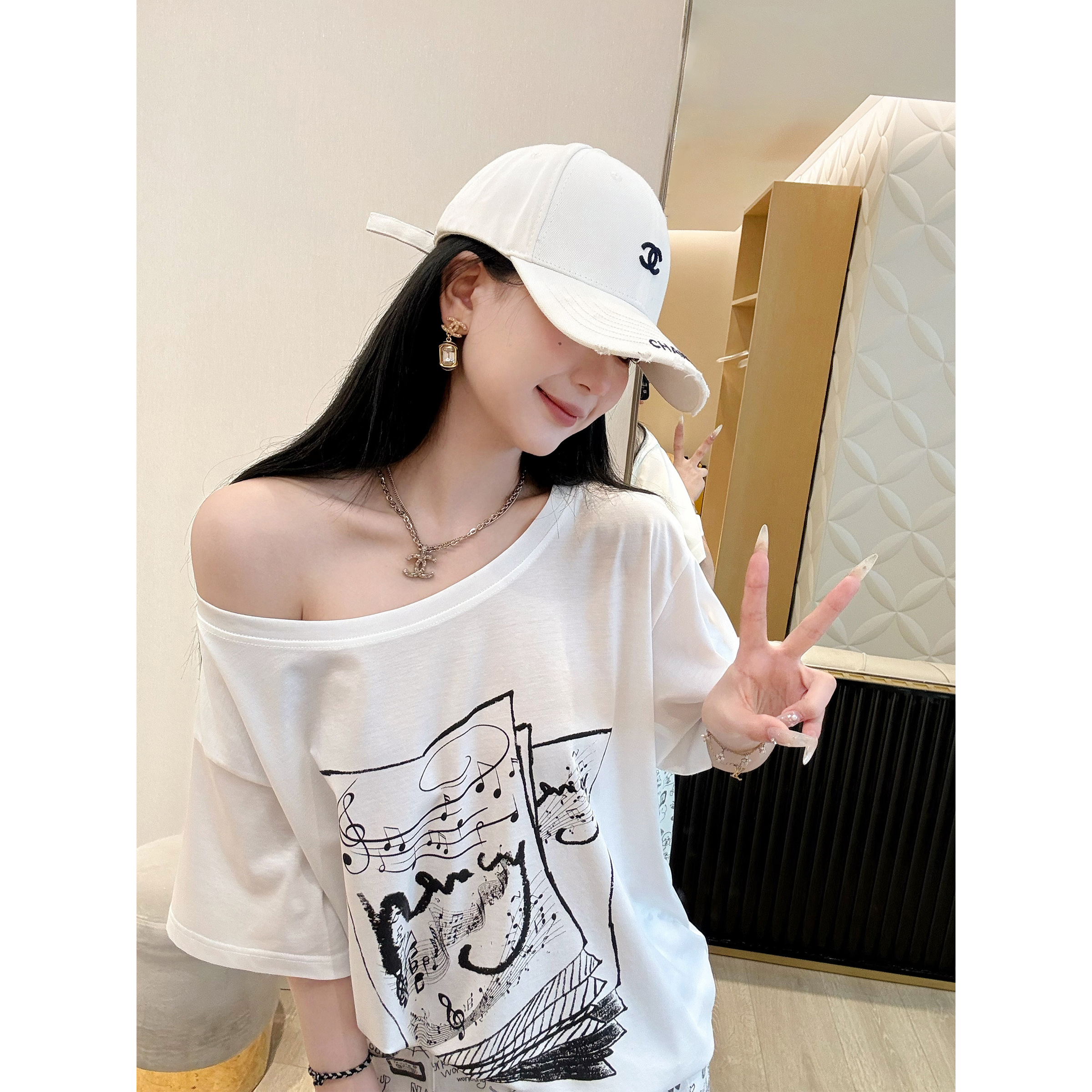 NancyCavally多穿领音符涂鸦T恤