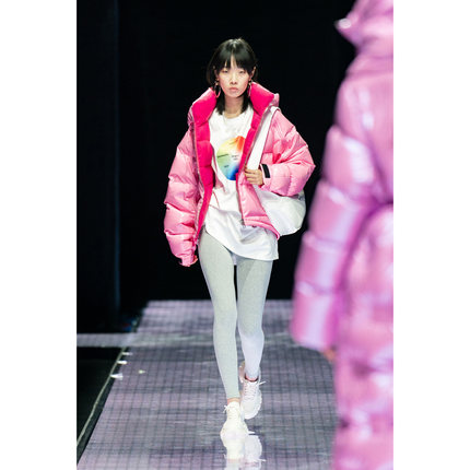 NancyCavally高品质白鹅绒 充绒381G 显白撞色连帽亮面短款羽绒服