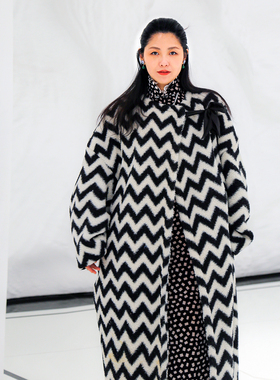 fiu购轻熟女黑色波普纹外套逛展穿搭 阔肩仿羊羔毛中长款阔版大衣