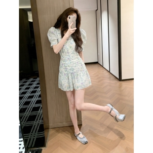 奢华2026夏季新款韩版温柔系显瘦修身小个子穿搭浅绿色碎花连衣裙