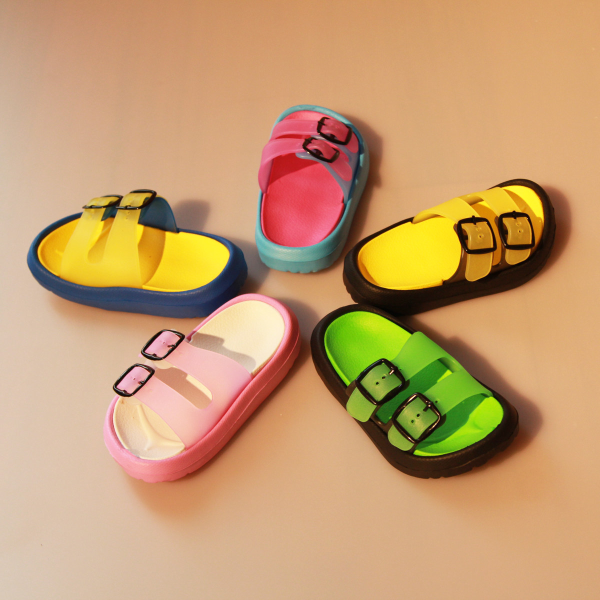 Pantoufles enfants en autre pour été - semelle caoutchouc antidérapant - Ref 986035 Image 1