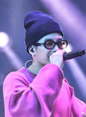 王嘉尔眼镜糖果色太阳镜