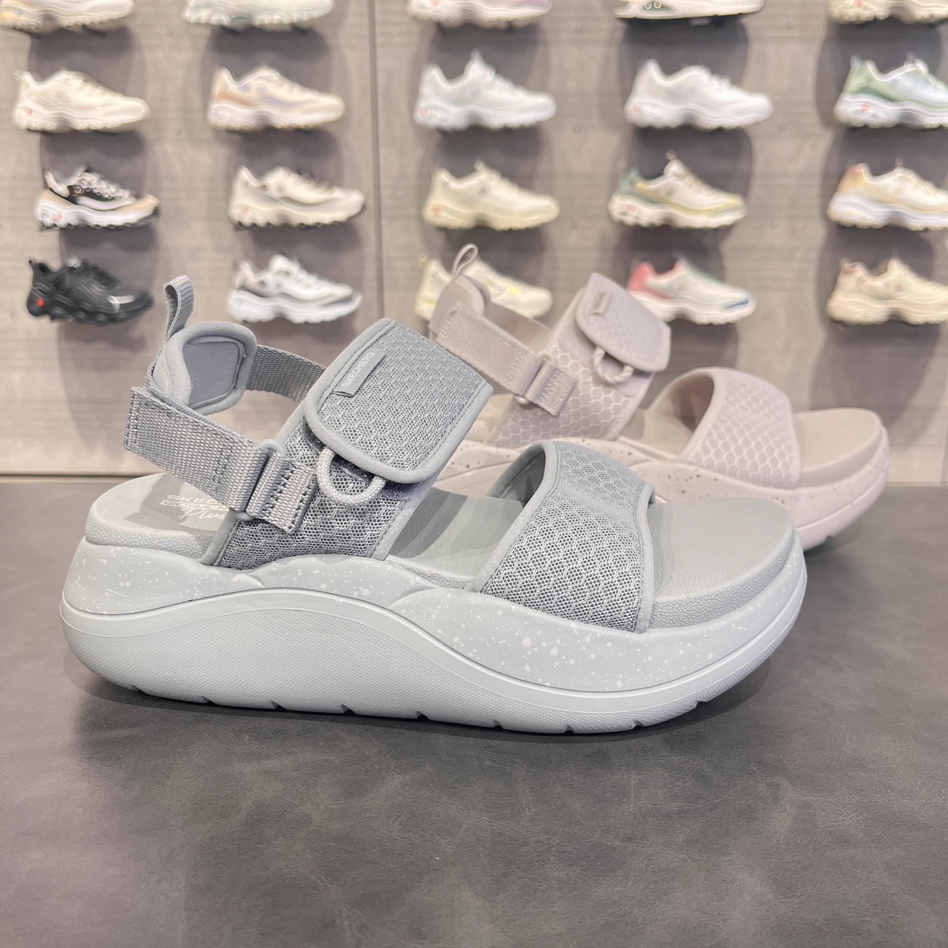 Skechers斯凱奇涼鞋輕便透氣
