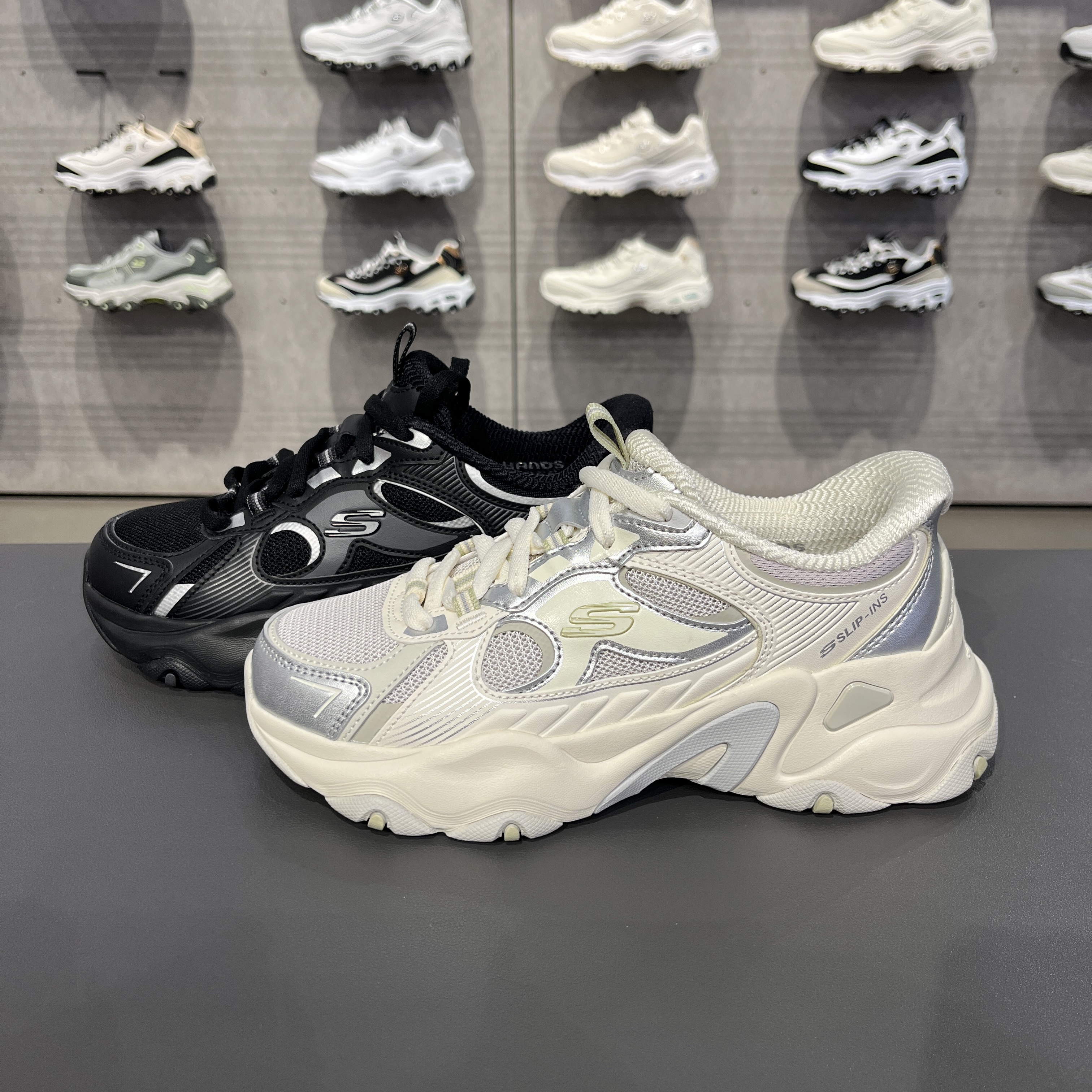 Skechers斯凯奇女子机甲风百搭增高透气耐磨舒适防滑运动鞋150526