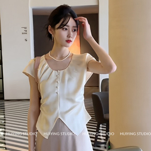 法式白色醋酸缎面短袖衬衫女夏季小个子设计感短款开叉收腰上衣