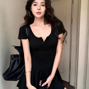 黑色u领短袖连衣裙女夏季薄款小个子修身显瘦辣妹短裙收腰a字裙子