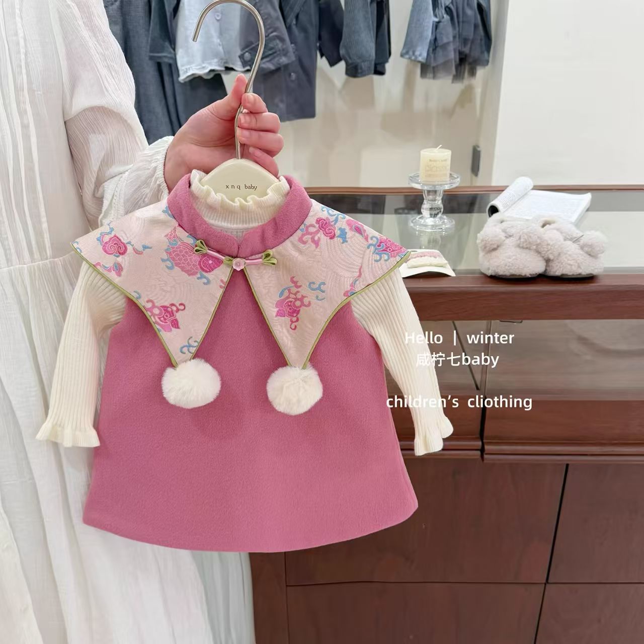 2026鲤跃福门女童新中式旗袍新年服粉紫呢子云肩锦鲤马甲裙