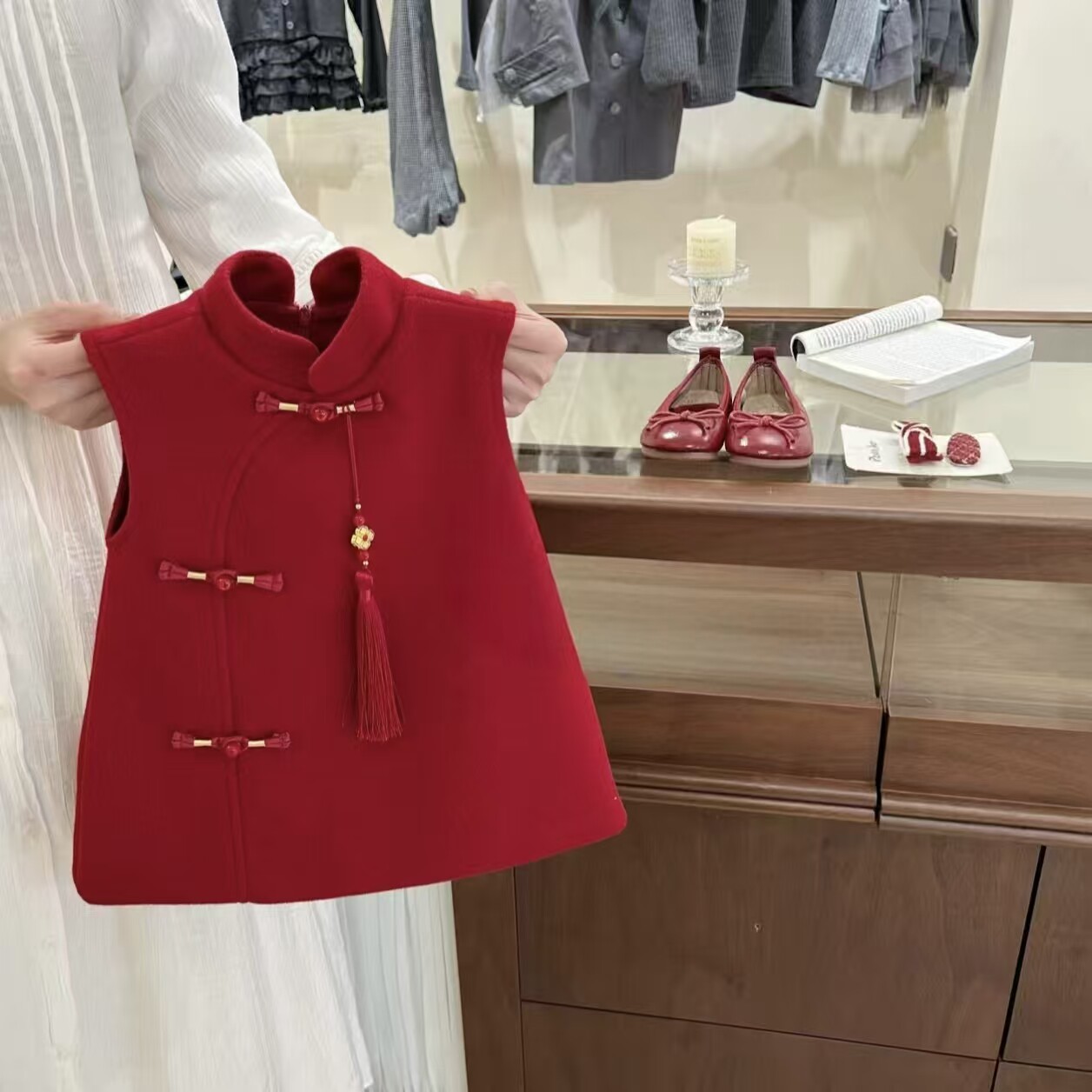 2026新款超正女宝周岁生日礼服A版蝴蝶结呢子背心裙潮