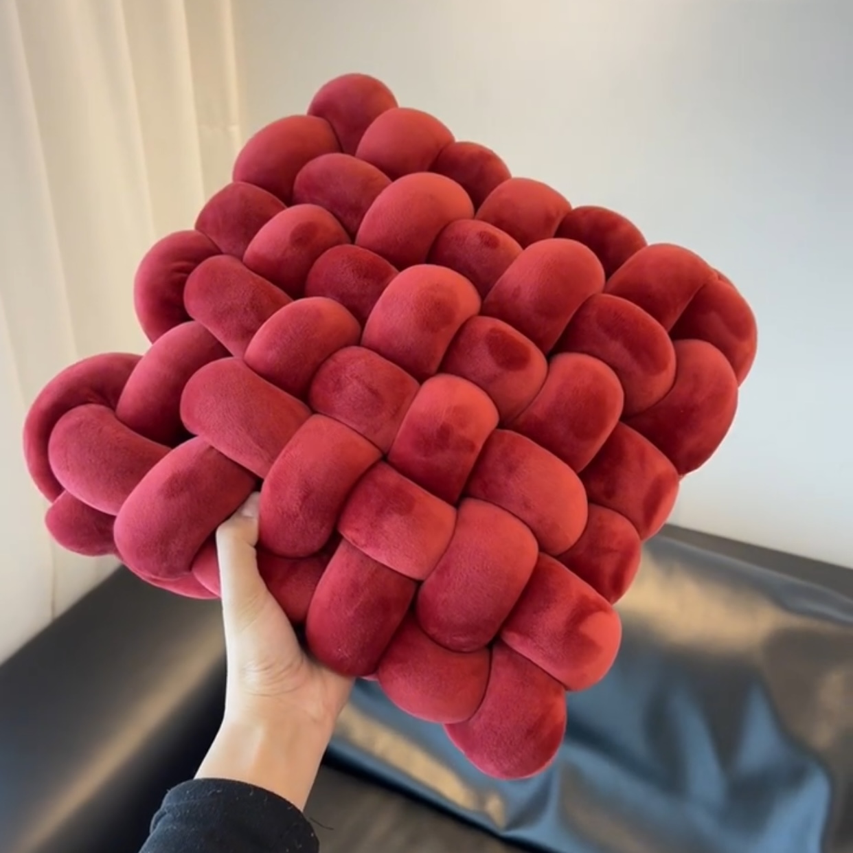 新年丝绒红抱枕客厅沙发编织靠垫春节氛围感装饰2025蛇年蒲团坐垫