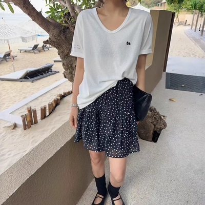 韩版锁骨V领字母短袖烫钻小马T恤女2026夏款式百搭显瘦打底衫上衣