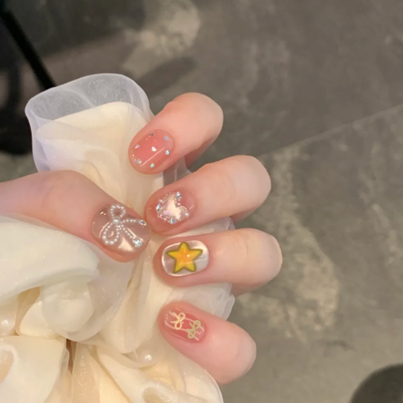 儿童甜美梦幻可爱少女心闪钻蝴蝶结星星穿戴甲可卸显白短圆美甲贴