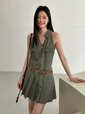 港风气质挂脖收腰帅气工装显瘦百褶连衣裙女夏季新款复古时尚气质