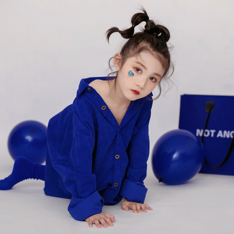 儿童摄影主题服装克莱因蓝影楼拍照2022年新款外景大女孩艺术照衣