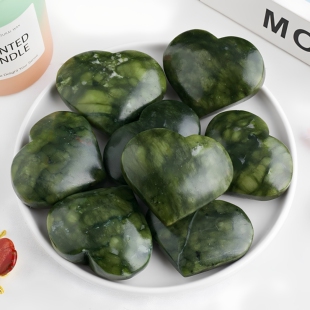 天然水晶岫玉爱心手把件 岫玉原石打磨心形把玩 家居桌面装饰