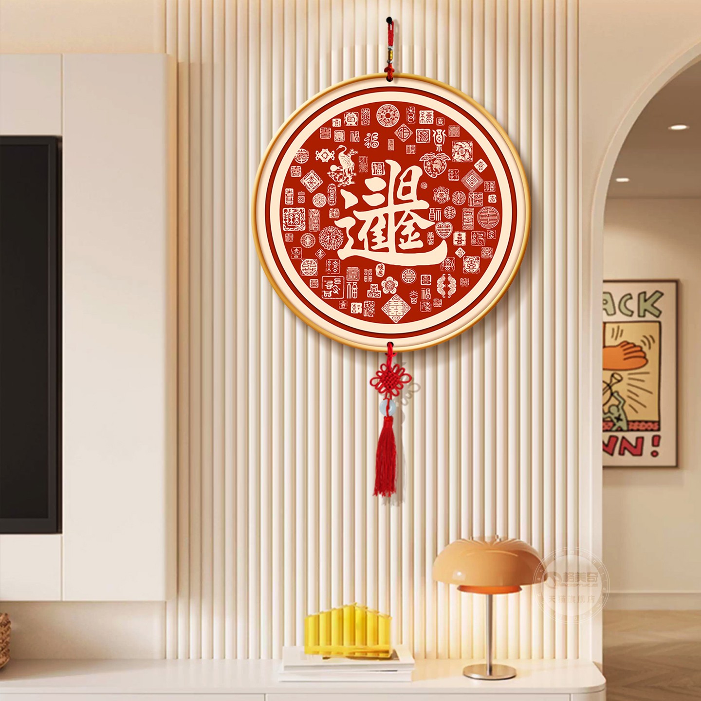 客厅电视背景墙上挂件日进