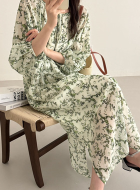 泡泡袖V领碎花连衣裙女2026夏季新款绿色长款宽松度假裙长裙2485