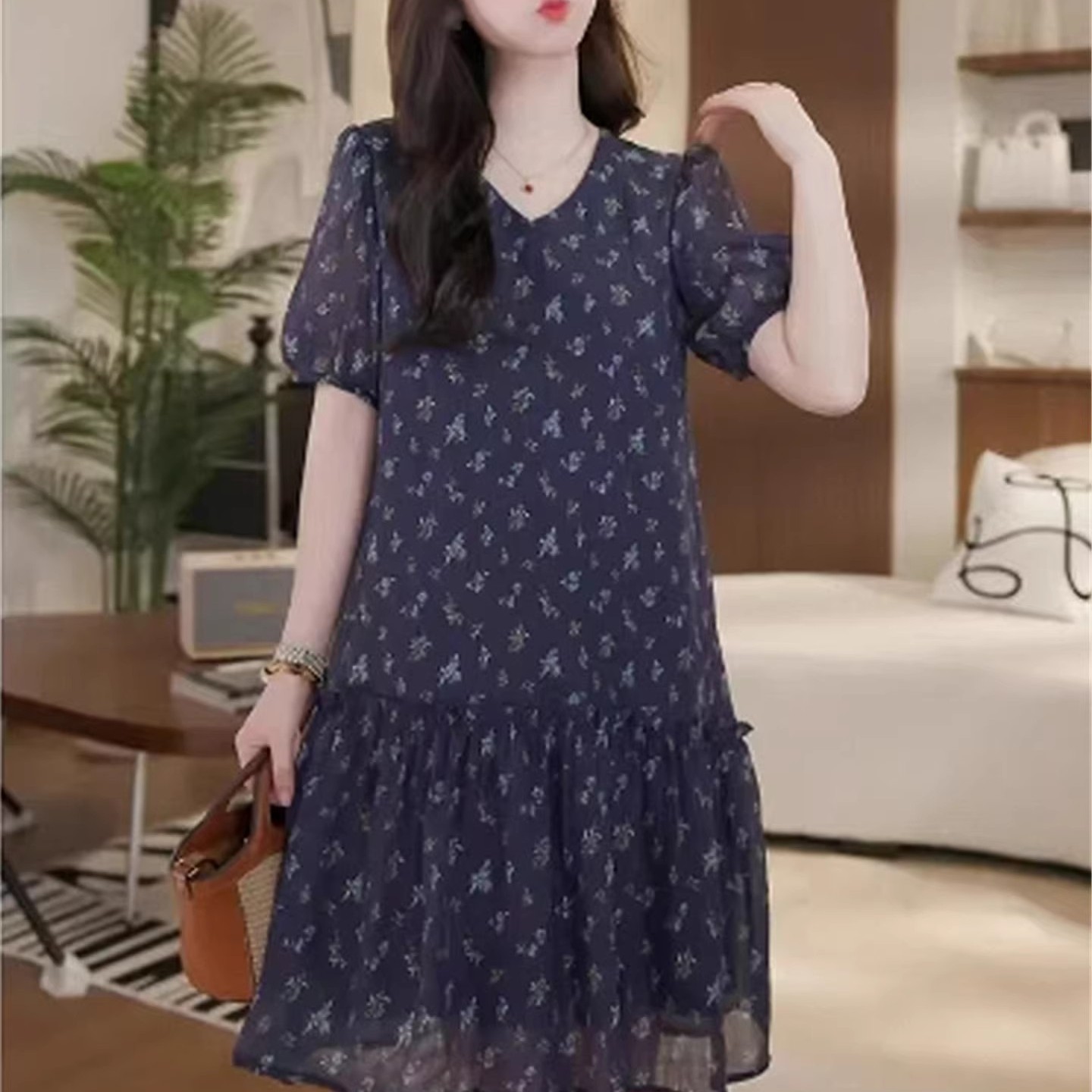 法式V领碎花连衣裙女2025夏季新款小个子a字裙收腰显瘦气质裙子薄