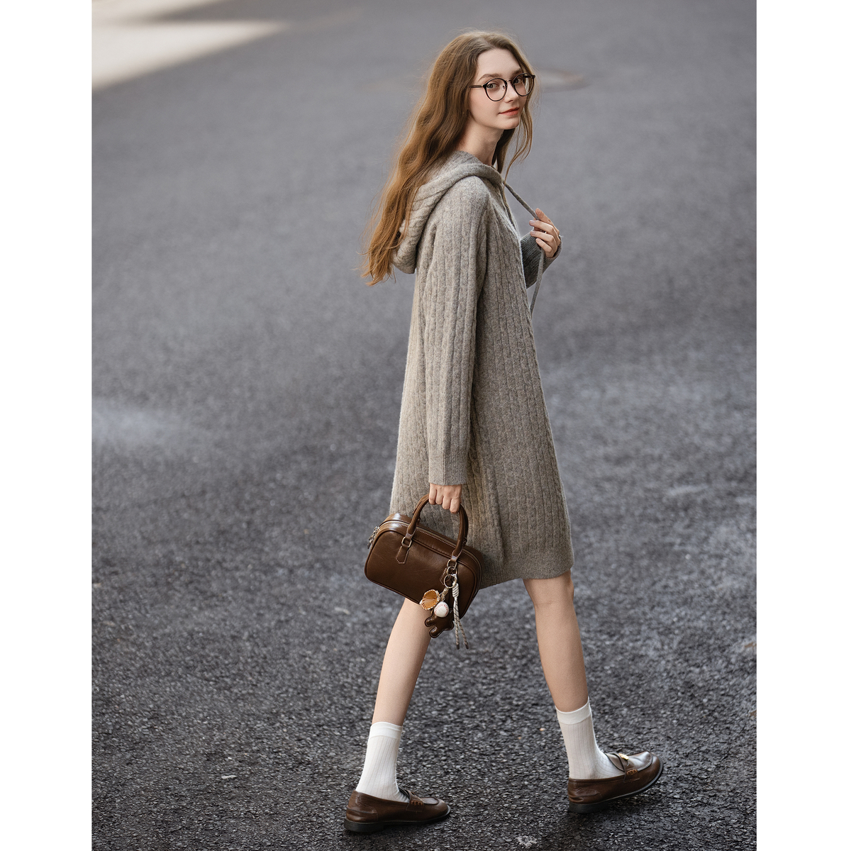 唐狮2025秋冬季长袖连衣裙女毛线衫通勤风百搭连帽内搭毛衣裙好看