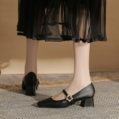 方头黑色玛丽珍女鞋粗跟